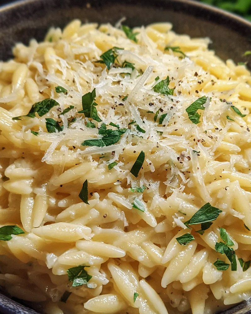 Cremige Orzo-Nudeln mit Knoblauch und Parmesan – Schritt 1