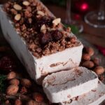 Cremiges Zimtparfait mit gebrannten Mandeln und Kirschen