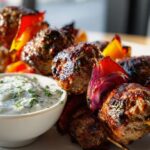 Gyro-Fleischbällchen-Spieße mit Kräuter-Joghurt-Dip