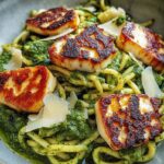Halloumi mit Zucchini-Pesto-Nudeln