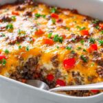 Leckerer Low Carb Cheeseburger Auflauf mit Hackfleisch und Paprika