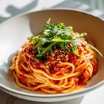 Tomaten Pasta Bowl mit Rucola und Pinienkernen - Lecker genießen!
