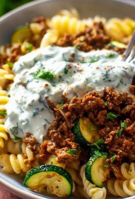 Türkische Pasta mit Hackfleisch und Joghurt-Sauce