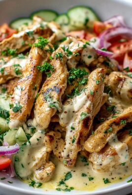 Ultimatives Hähnchen Gyros: Cremige Sauerrahmsauce genießen